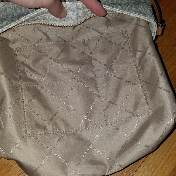 Mk Jet Set Large Messager Bag Vanilla - Picture 12 of 13